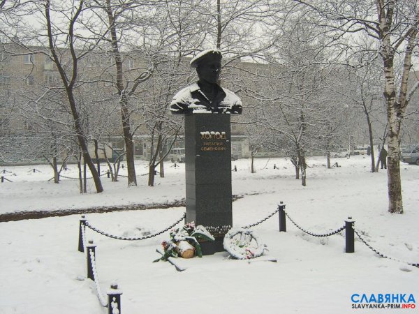 Памятник генерал-майору Холоду