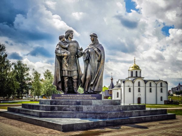 Памятник Александру Невскому и его семье