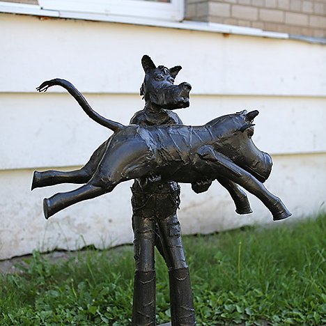 Скульптура волка с телёнком