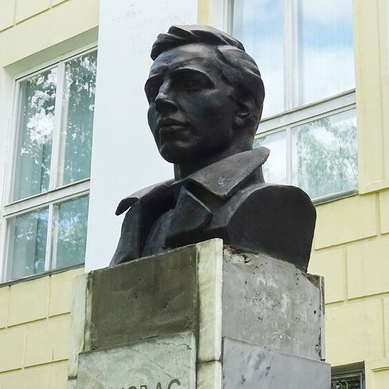 Памятник А. С. Бубнову