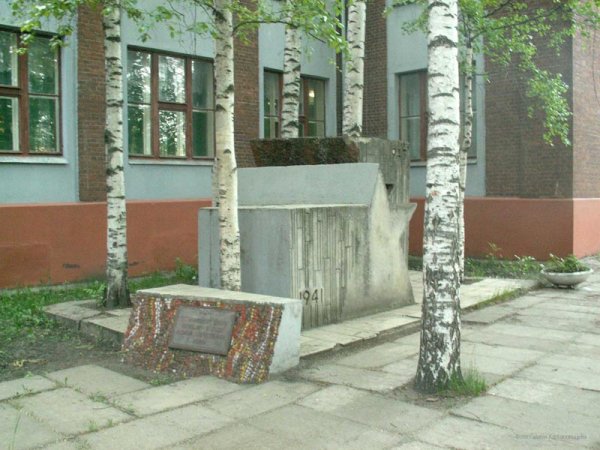 Памятник воспитанникам школы № 32, погибшим в годы Великой Отечественной войны