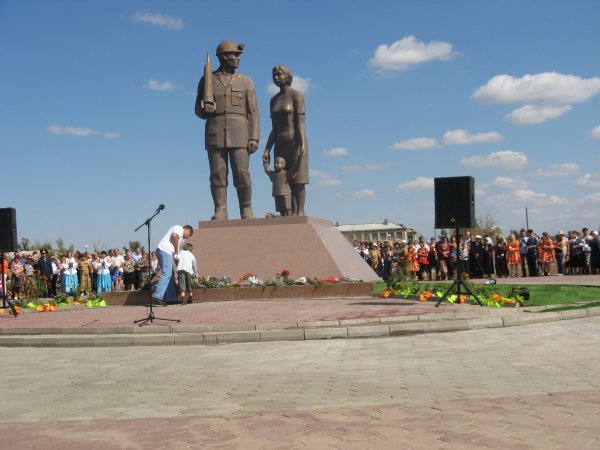 Памятник "Шахтерская семья" 