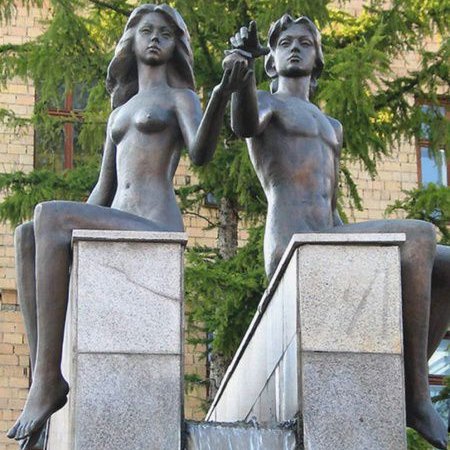 Фонтан скульптура «Адам и Ева» в Красноярске
