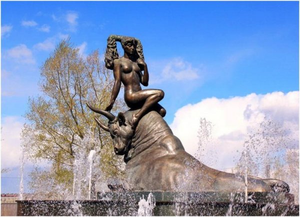 Фонтан скульптура "Похищение Европы" в Красноярске
