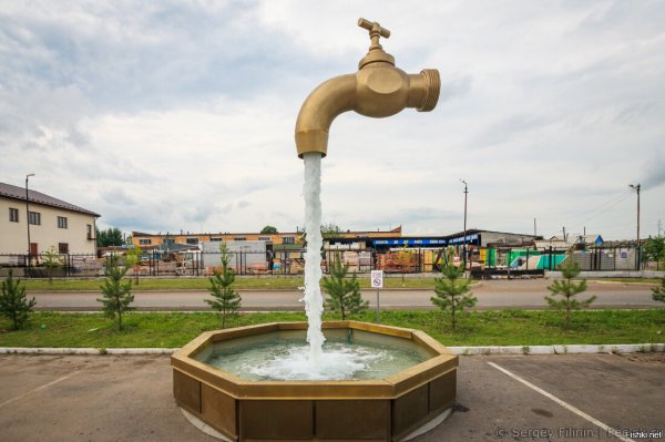 Фонтан скульптура Парящий в воздухе кран в Красноярске