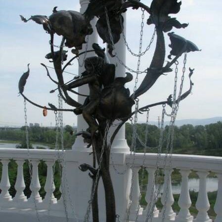 Жанровая скульптура "Дерево влюбленных" в Красноярске