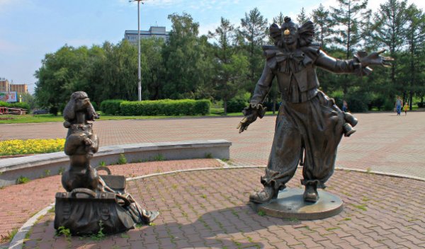 Скульптурная композиция "Клоун" в Красноярске