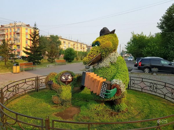 Скульптура из цветов "Крокодил Гена и Чебурашка"в Красноярске