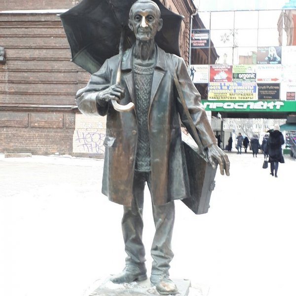 Памятник художнику Андрею Поздееву в Красноярске
