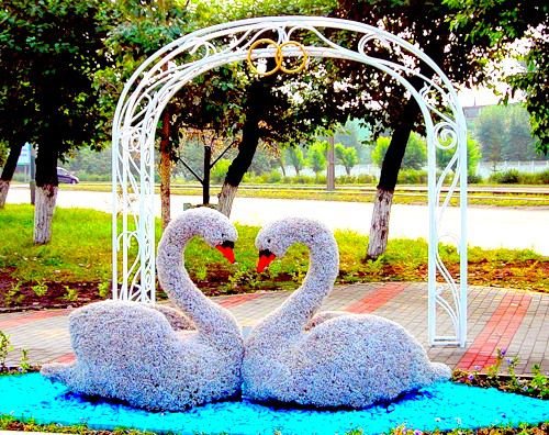 Жанровая скульптура "Лебеди" в Красноярске