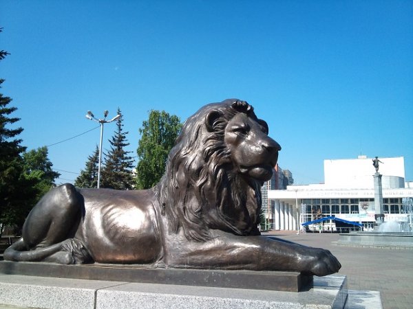 Скульптура "Лев" в Красноярске