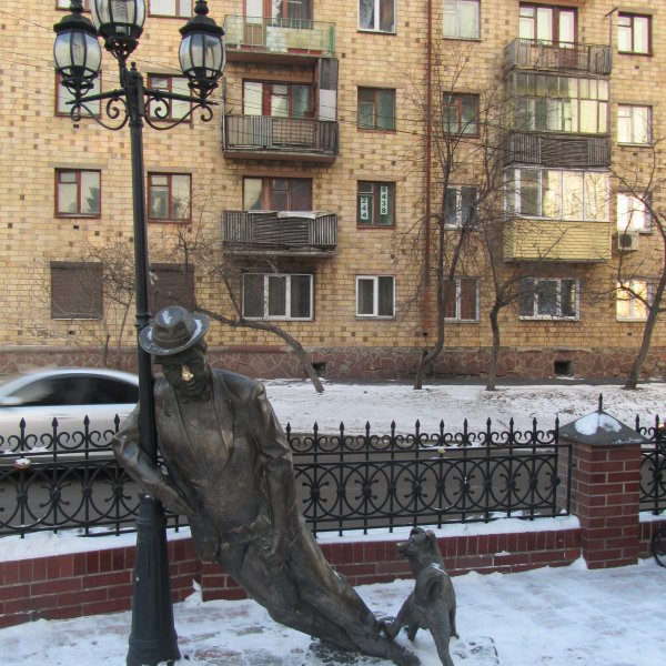 Скульптура "Мужчина с собакой" в Красноярске