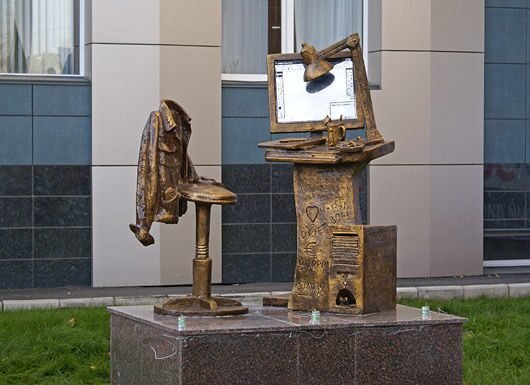 Скульптура "дизайнер-полиграфист" в Красноярске