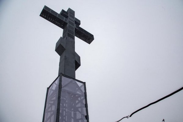 Скульптура 47-метровый поклонный крест на вершине Дрокинской горы в Красноярске