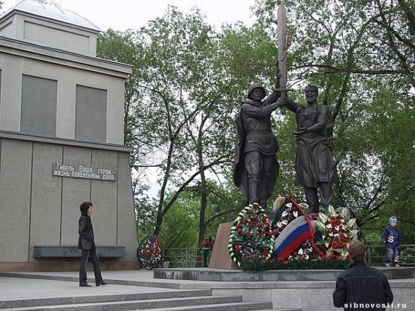 Памятник союз фронта и тыла в Красноярске