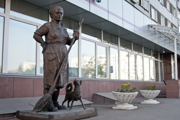 Памятник дворник Петровна в Красноярске