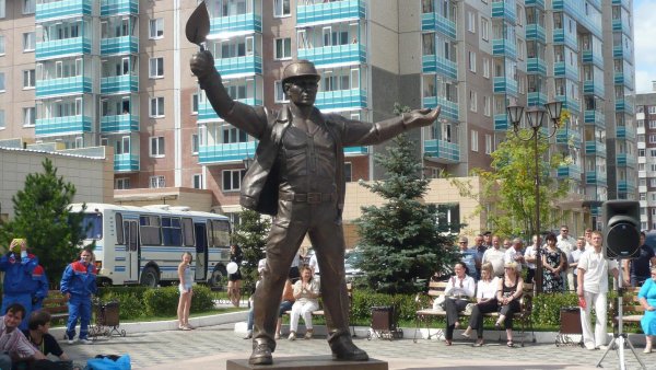 Памятник строителю в Красноярске