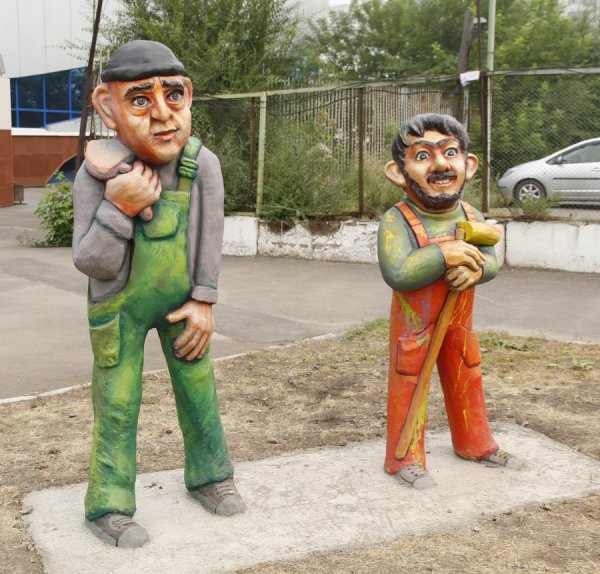 Скульптура Равшан и Джамшут в Красноярске