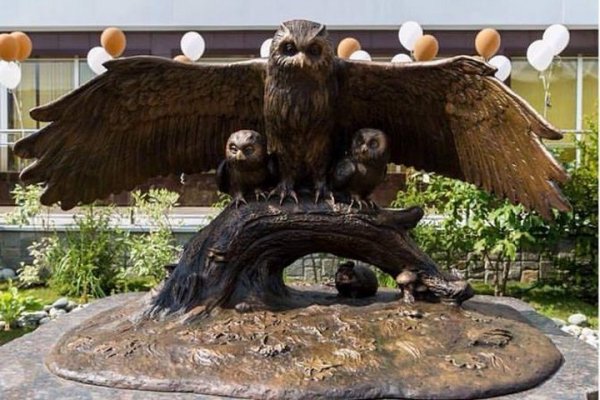 Скульптура Три совы в Красноярске