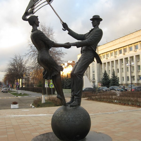Скульптура Танцующие на шаре под зонтиком