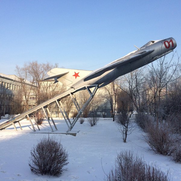Памятник самолёту МИГ-15