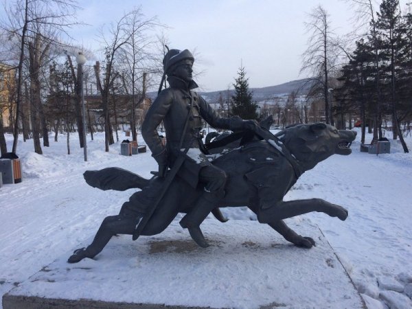 Скульптура-памятник "Иван-царевич и Серый волк"