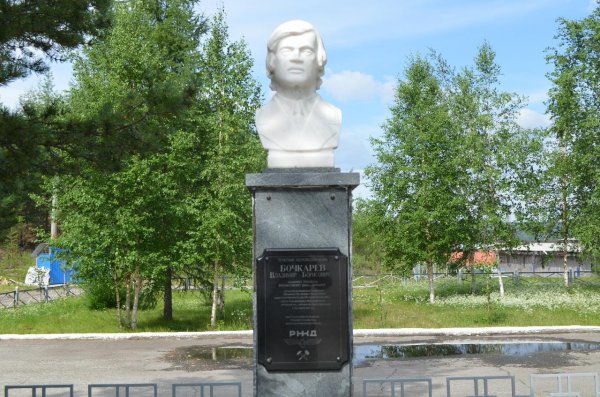 Памятник В. Б. Бочкареву – машинисту ст. Беркакит
