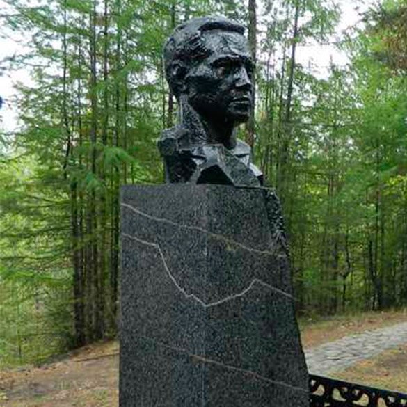 Памятник А. Е. Столыпину – первому начальнику участка