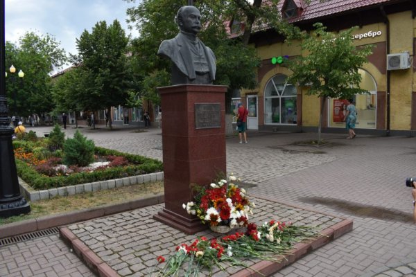Памятник В. В. Ненашеву