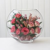 Розовые розы в средней плоской вазе
