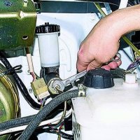 Замена бочка главного цилиндра сцепления, от 2000 до 5000