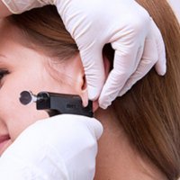 Прокол ушей пистолетом 