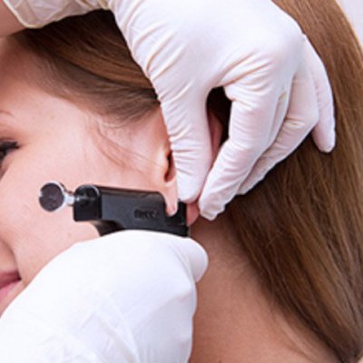 Прокол ушей пистолетом 