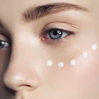 Восстановление контура глаз (очищение, лимфодренажный массаж периорбитальной области, мезороллерная терапия с гиалуроновой кислотой, коллагеновая натуральная маска для области век) 