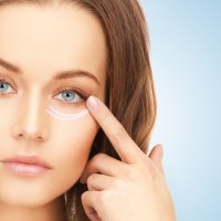 Устранение отёков и синяков в области вокруг глаз (очищение, лимфодренажный массаж, фонофорез периорбитальной области с капилляропротекторным гелем, коллагеновая натуральная маска для области век против отёков и синяков)