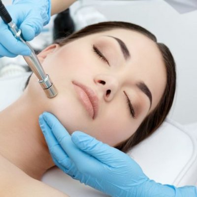 Микродермабразия  (умывание, обработка кожных покровов антисептиком, дермабразия, обработка кожных покровов антисептиком, нанесение успокаивающей сыворотки, успокаивающая маска, восстановительный крем или бальзам) 