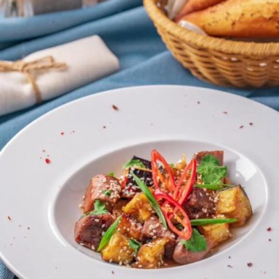 Салат с говяжьим языком и баклажаном