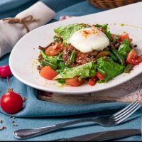 Тёплый салат с яйцом пашот