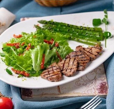 Ростбиф со спаржей