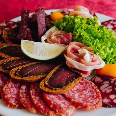 Ассорти мясных деликатесов