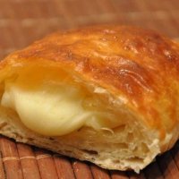 Слоенные пирожки с сыром