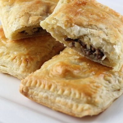 Слоенные пирожки с мясом