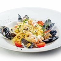 Паста с креветками и мидиями