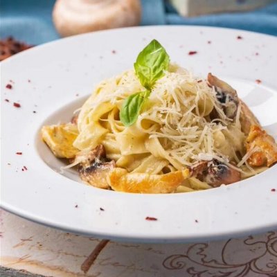 Паста с курицей и грибами