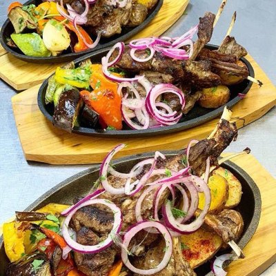 Каре ягненка с овощами гриль