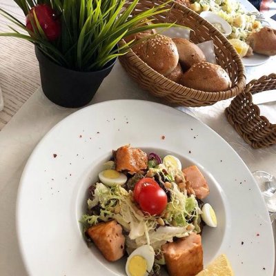 Теплый салат с лососем