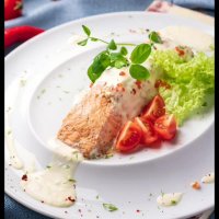 Филе семги под сливочно-икорным соусом