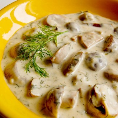Грибы в сметане