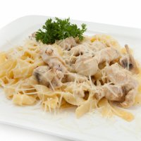 Фетучини с куриным филе и грибами  в сливочном соусе