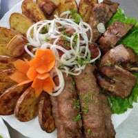 Люля-кебаб с шашлыками и картофелем